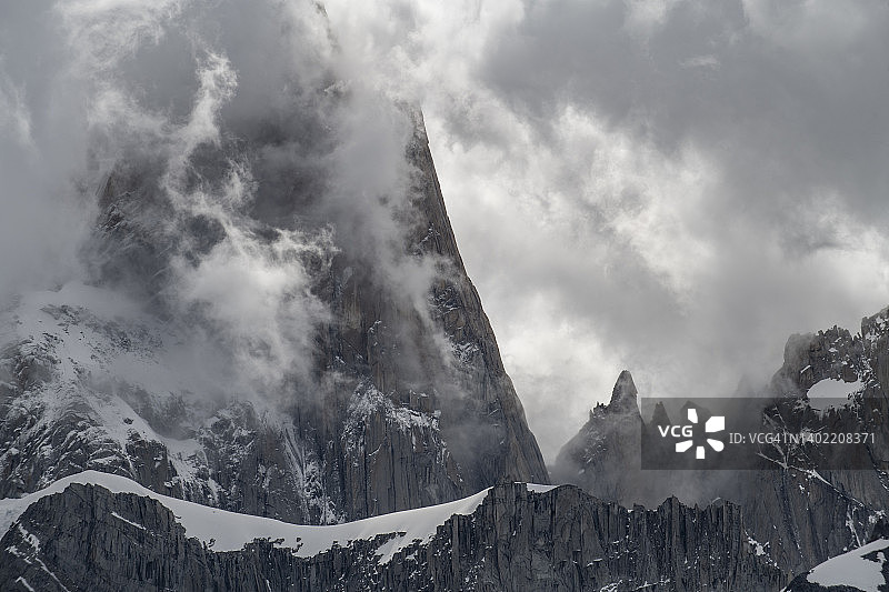 标志性的费兹罗伊峰，云雾缭绕图片素材