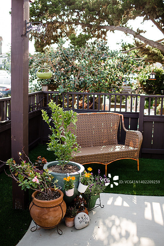 圣地亚哥前院露台上的盆栽植物和长凳图片素材