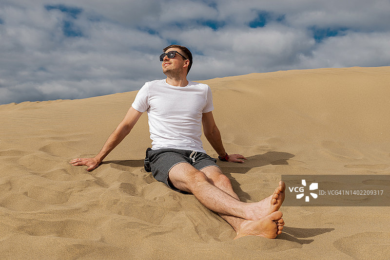 加那利群岛沙丘上的男人图片素材
