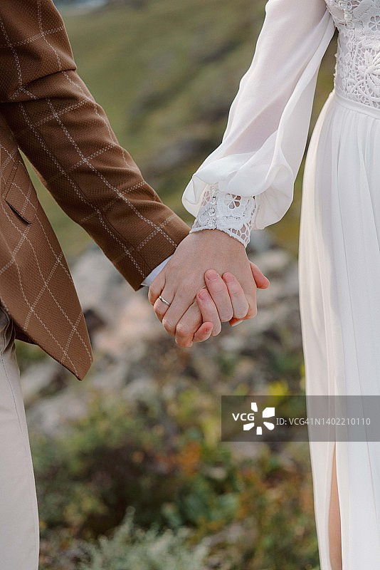 新郎新娘穿婚纱手牵手图片素材