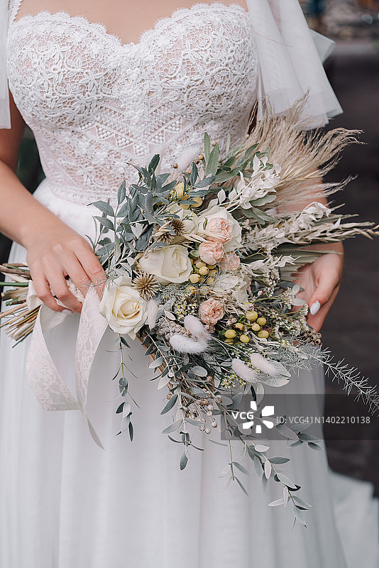 穿着婚纱，手捧结婚花束的新娘图片素材