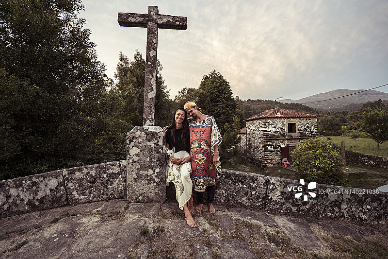 在葡萄牙古老天主教桥上与狗微笑的彩色朋友图片素材