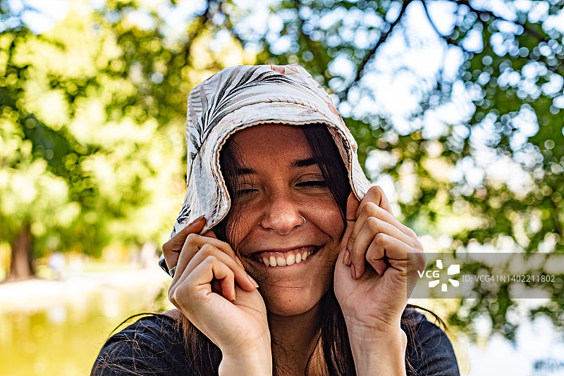 拉下帽子的年轻女子图片素材