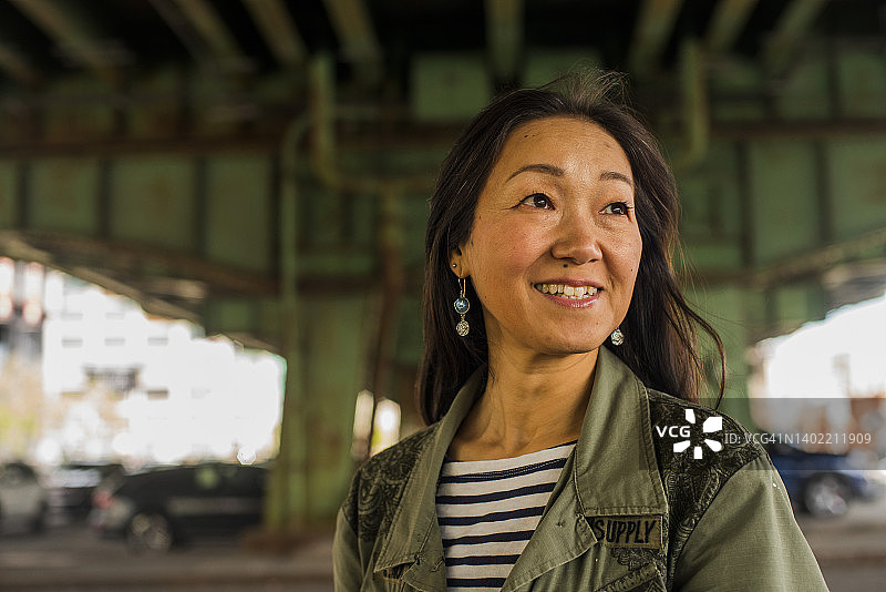 布鲁克林：亚裔女子与玩具贵宾犬肖像图片素材