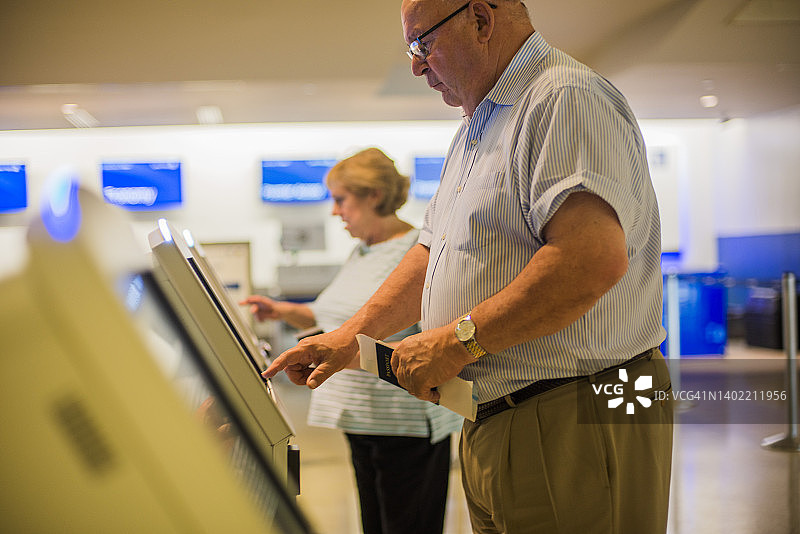 老年人在机场自助值机图片素材