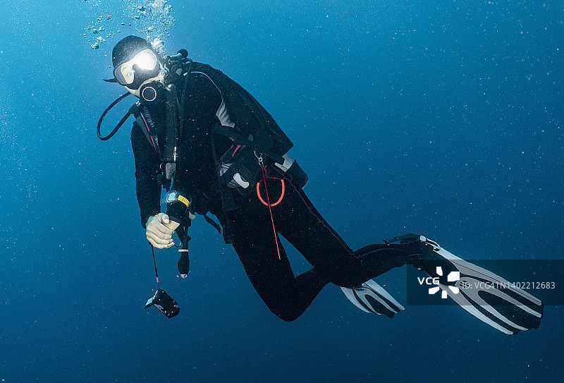 潜水员在巴厘岛周围的热带水域潜水图片素材