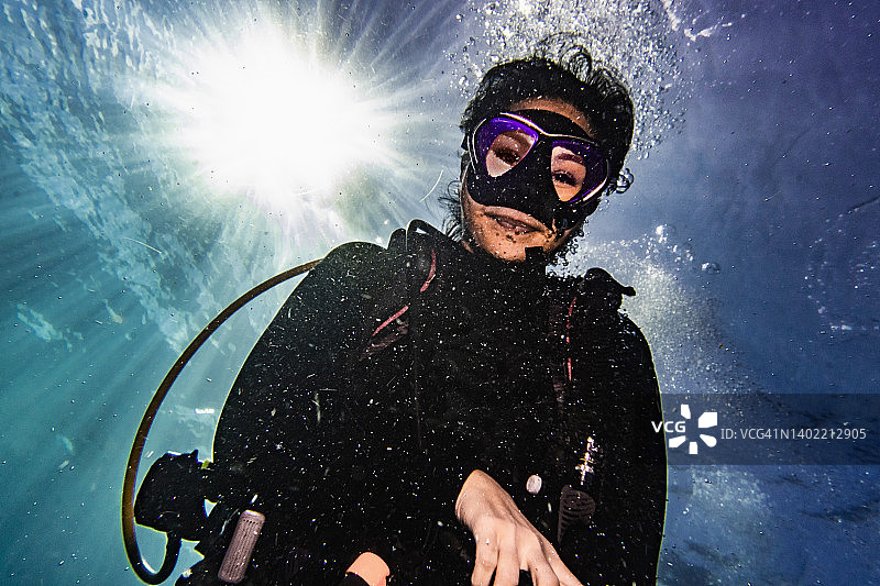 潜水员在泰国涛岛附近的热带水域探险图片素材