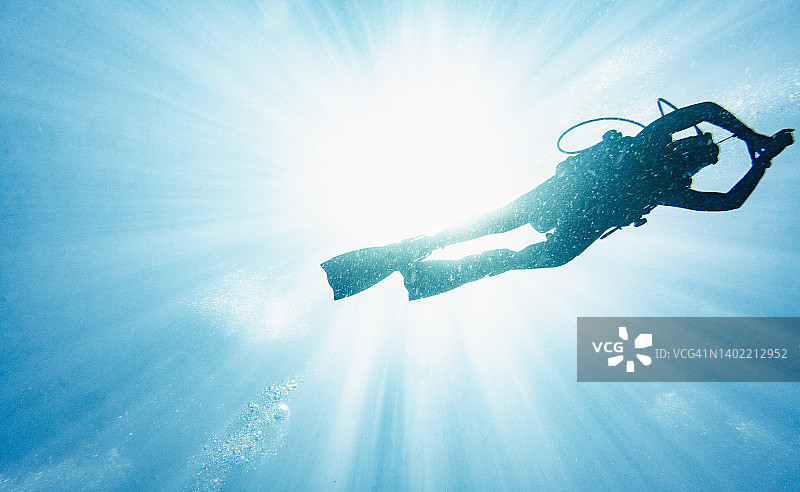 潜水员在泰国涛岛附近的热带水域探险图片素材