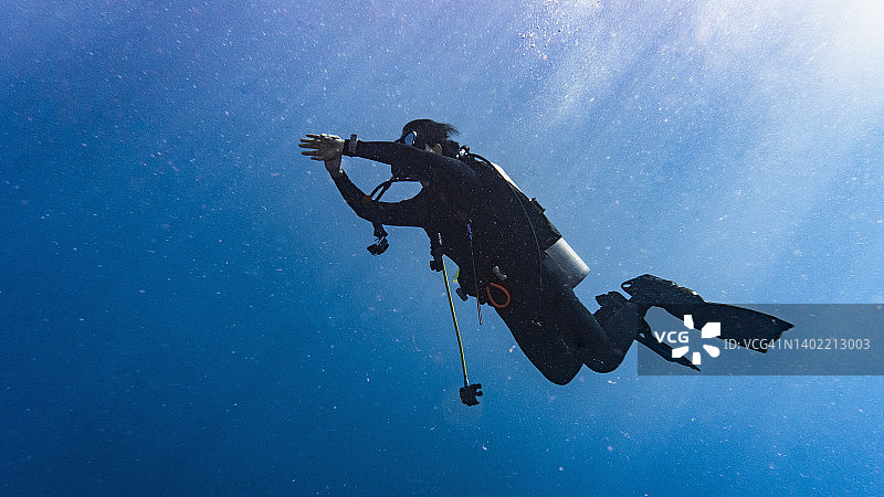 潜水员在泰国涛岛附近的热带水域探险图片素材