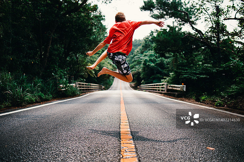 热带地区马路上的青少年男孩图片素材