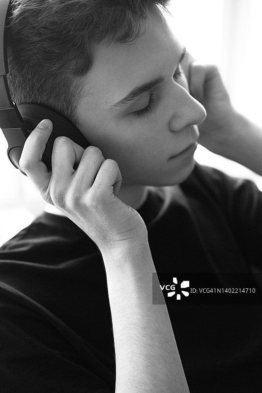 戴着耳机听音乐的男孩图片素材