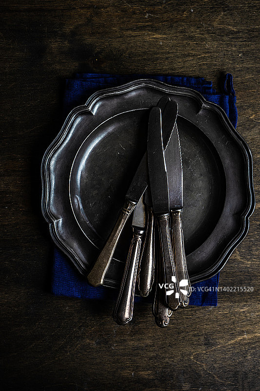 锡盘上老式刀具的俯视图图片素材