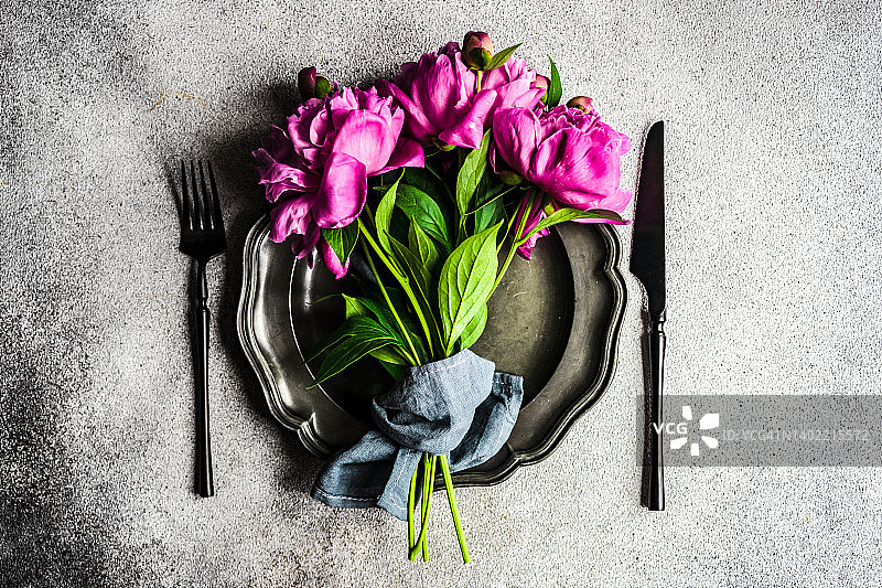 粉色牡丹夏季餐桌俯视图图片素材