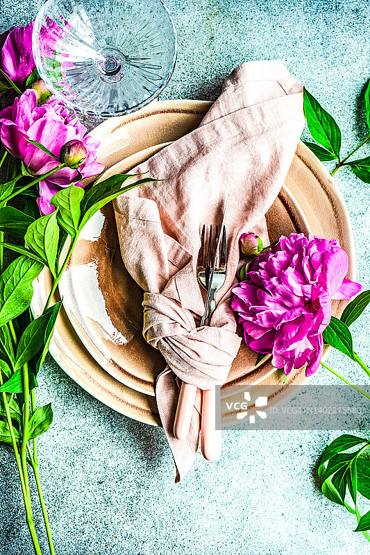 粉色牡丹夏季餐桌俯视图图片素材