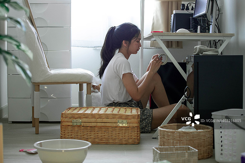 女人在家里办公室打扫卫生图片素材