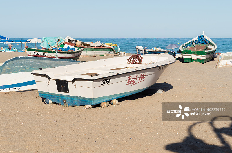 西班牙托雷莫利诺斯拉卡里乌埃拉海滩的传统木制渔船图片素材