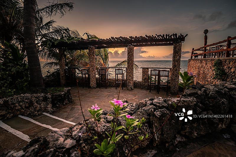 肯尼亚蒙巴萨尼亚利海滩棕榈树海景楼梯观景台日落图片素材