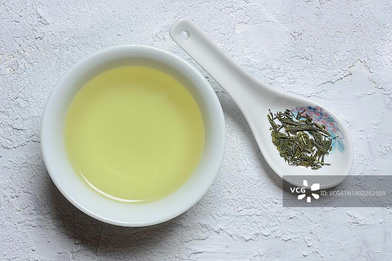茶碗中的日本绿茶（煎茶）和瓷勺中的茶图片素材