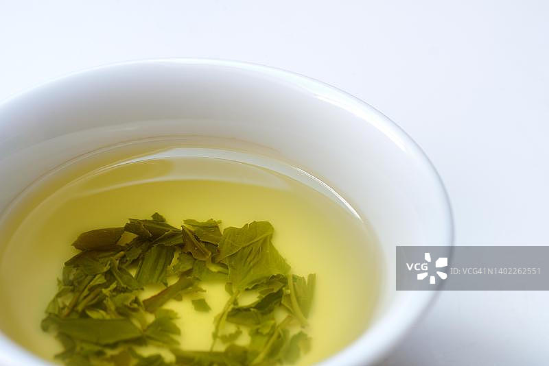 日本茶碗中的煎茶图片素材