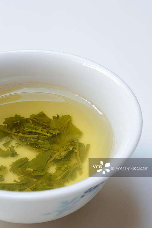 日本茶碗中的煎茶图片素材