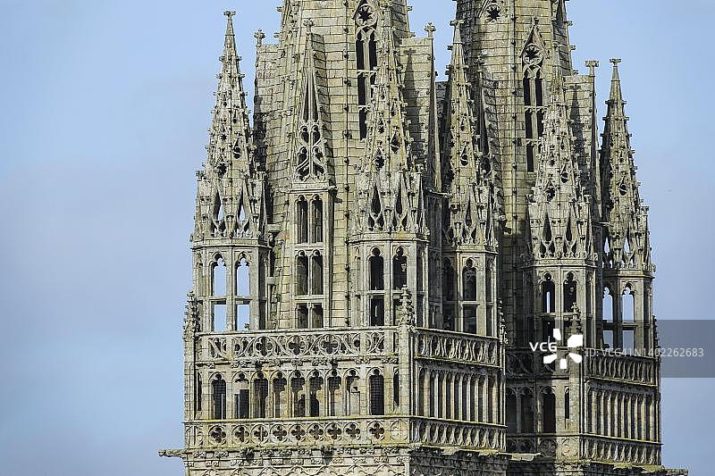 法国布列塔尼地区坎佩尔旧城区圣科伦丁哥特大教堂塔图片素材