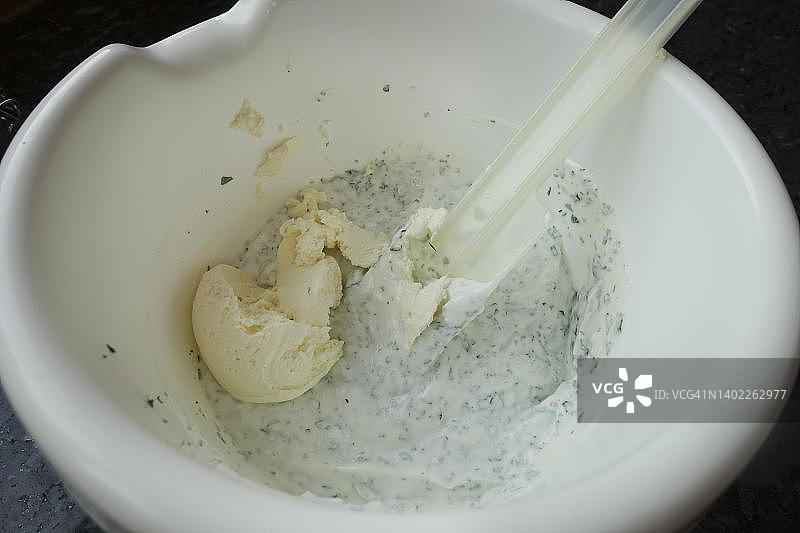 施瓦本美食：香草凝乳奶酪的制备，酸奶油，奶油奶酪到丰盛的古格尔霍夫，乳制品，素食，典型的施瓦本重新诠释，传统美食，搅拌碗，面团刮刀，食品摄影，工作室，德国图片素材