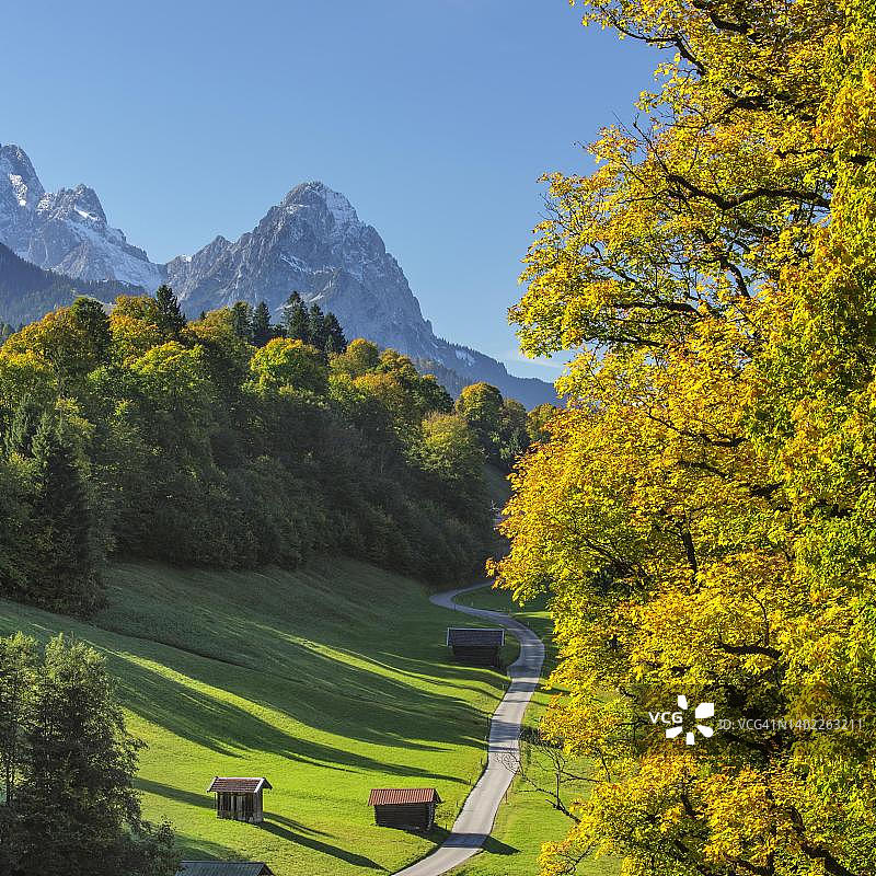 德国加米施-帕滕基兴楚格峰附近的瓦姆贝格景观图片素材