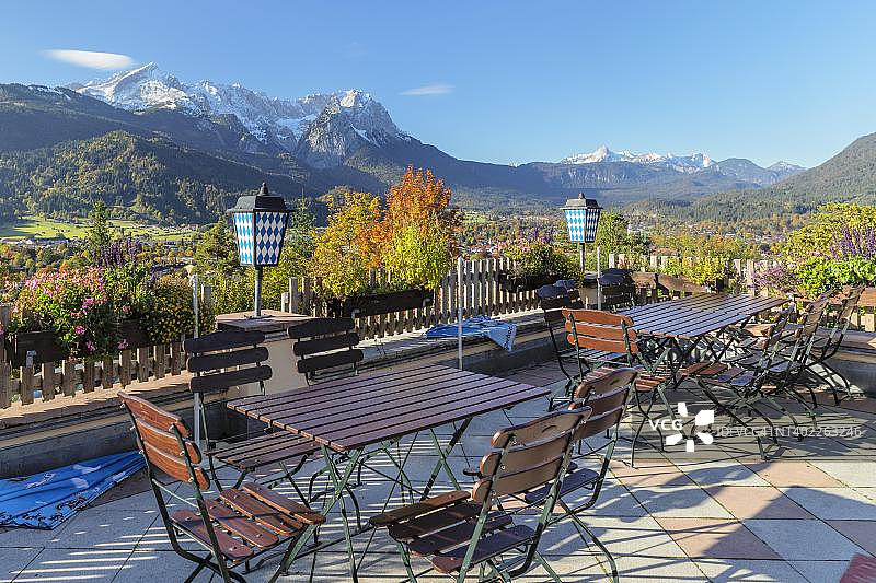 德国巴伐利亚加米施-帕滕基兴全景山间酒店观景台图片素材