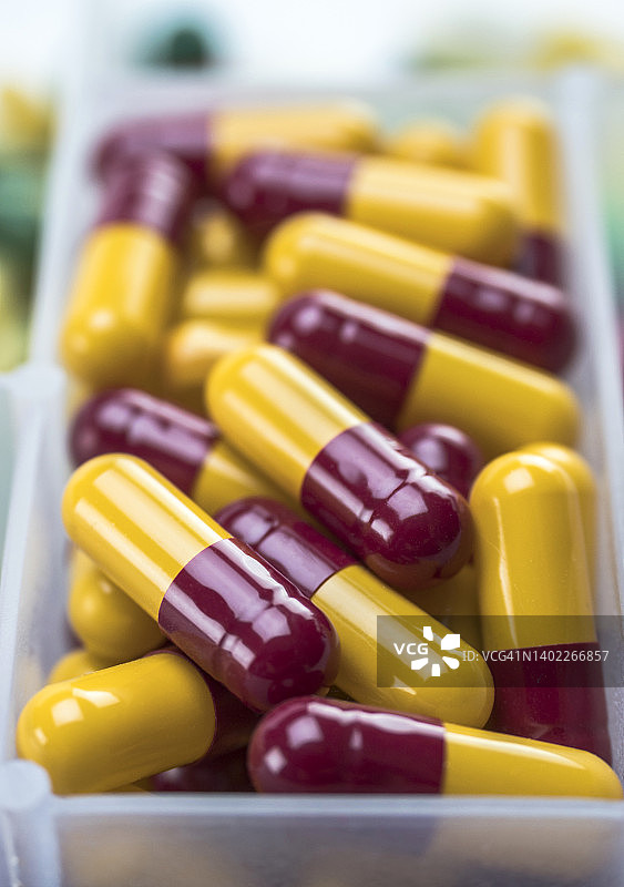 红色和黄色胶囊图片素材