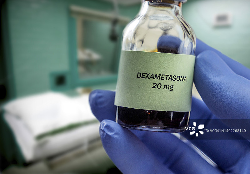 医生在手术室里拿着地塞米松药瓶图片素材