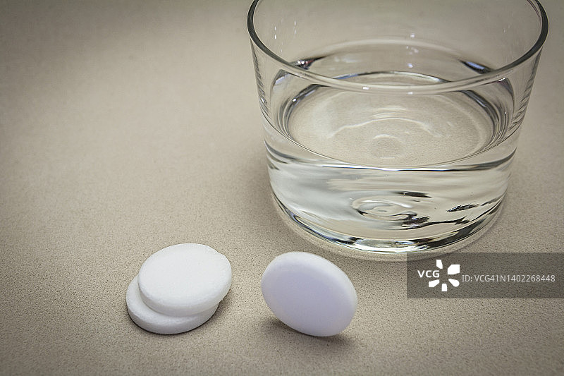 泡腾片与水杯图片素材