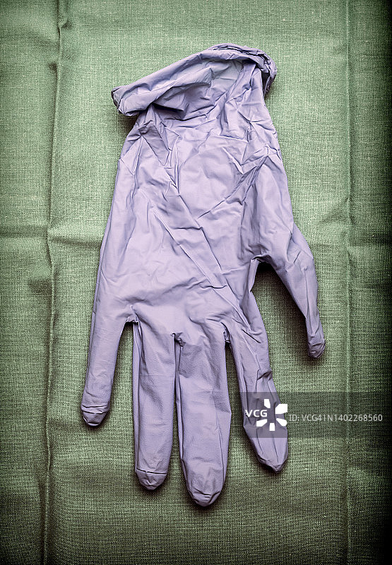 手术室绿色布上的蓝色乳胶手套图片素材