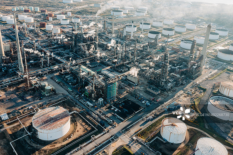 英国南安普顿炼油厂的清晨鸟瞰图图片素材