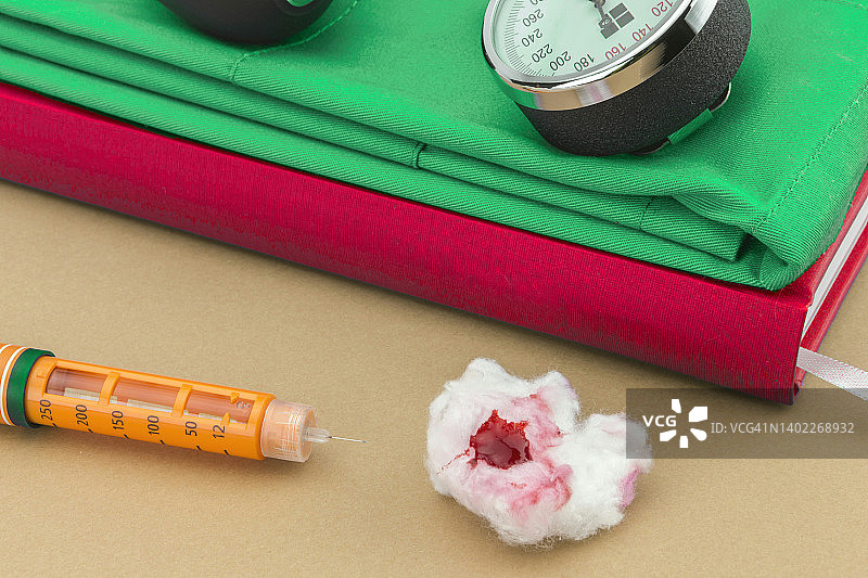 胰岛素笔和听诊器图片素材