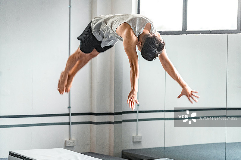 亚洲男人特技跳水图片素材