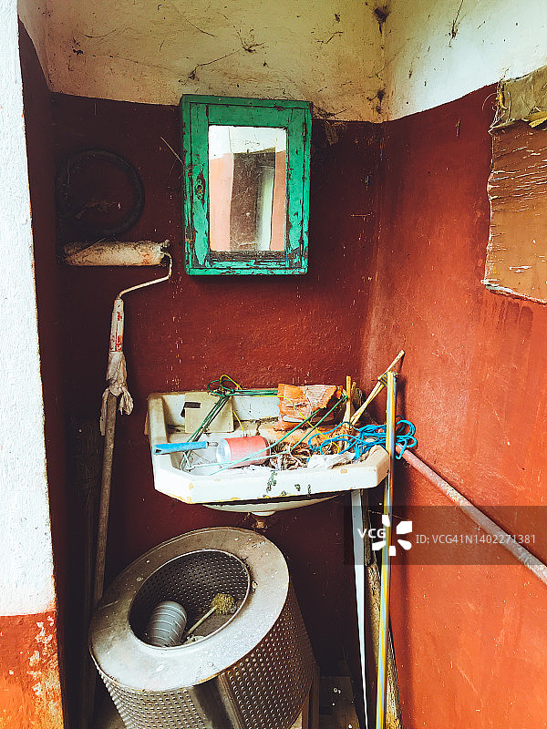 旧厕所里堆积的垃圾图片素材