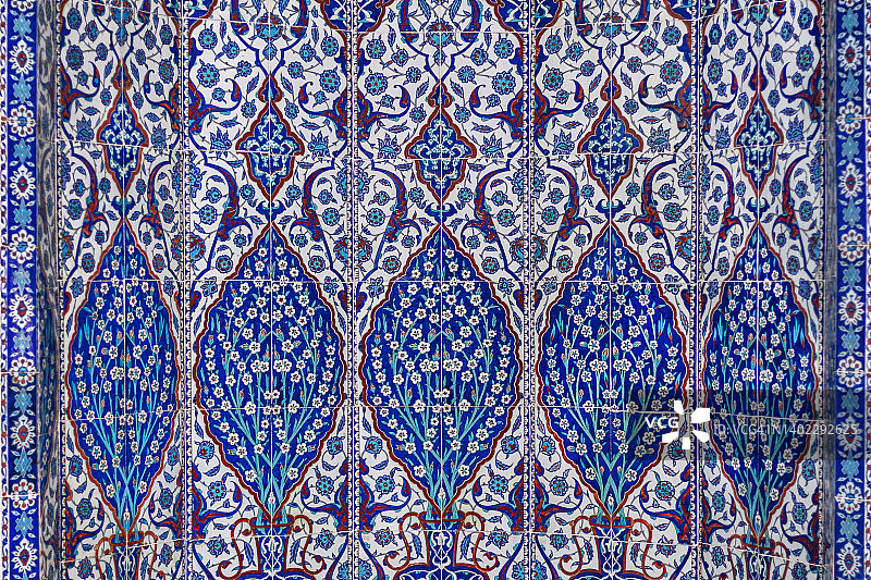 土耳其伊斯坦布尔吕斯泰姆帕夏清真寺内的伊兹尼克瓷砖图片素材