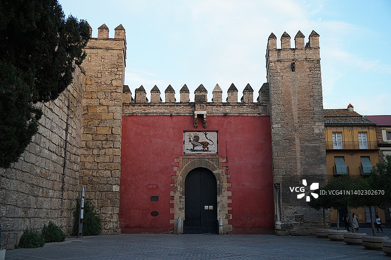 西班牙塞维利亚皇家阿尔卡萨宫夜景：狮子门图片素材