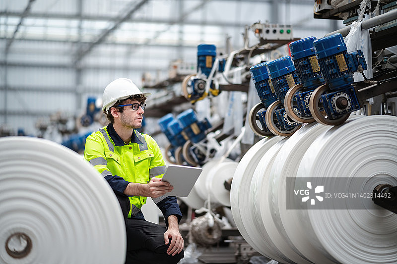 重工业制造工厂中的工业工程师图片素材