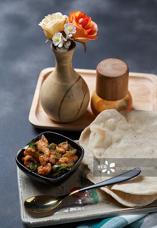 搭配咖喱鸡肉的馕饼图片素材