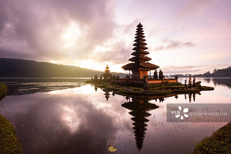 巴厘岛布拉坦水神庙日出图片素材