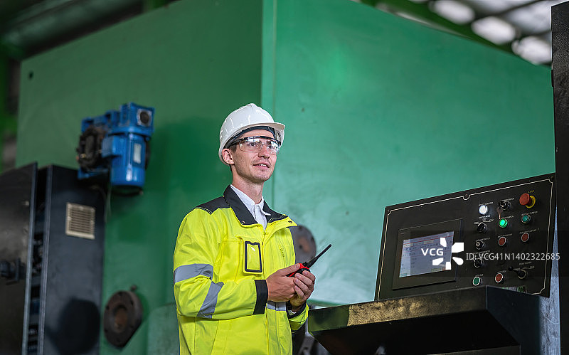 工程师使用数控设备焊接工业制造商的钢结构图片素材