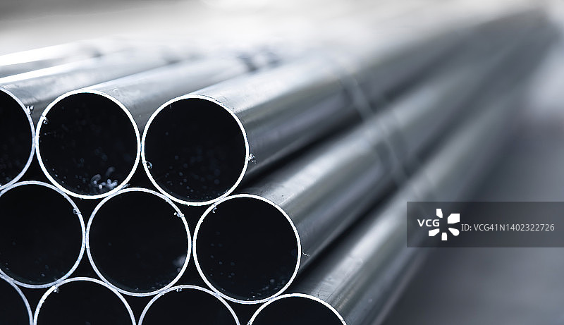 工厂中堆叠的钢管图片素材