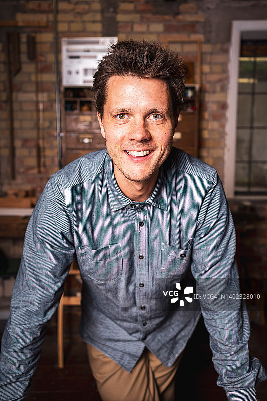 工作中的木匠图片素材