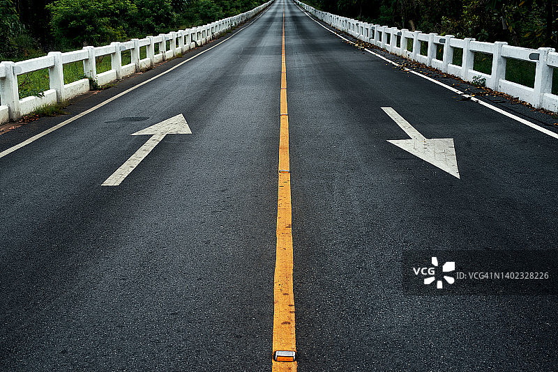 乡村森林中的沥青路图片素材