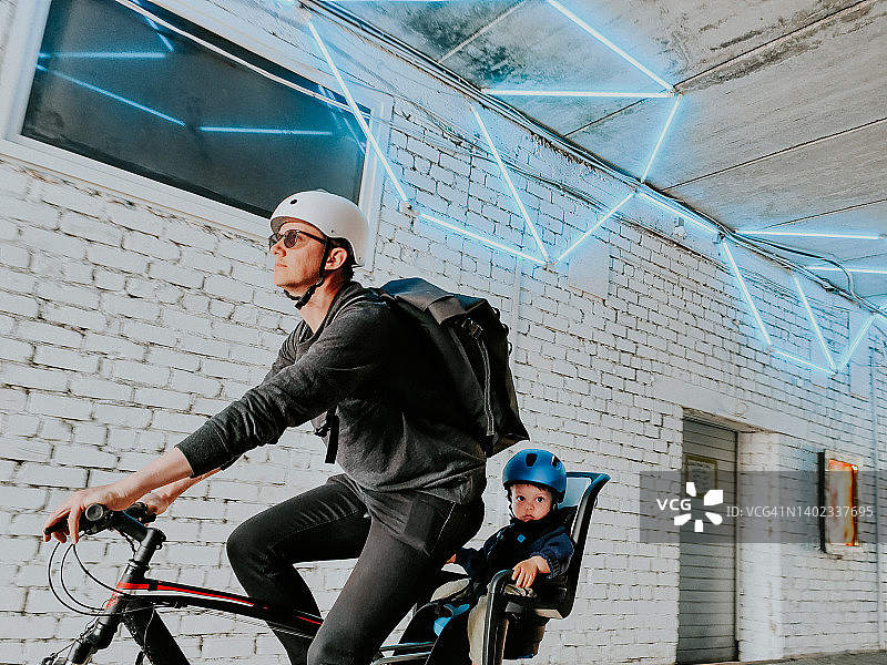 父子骑自行车通勤图片素材