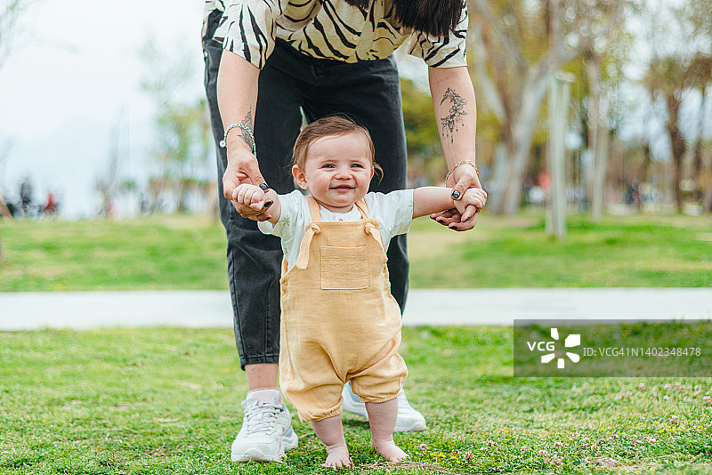 与母亲一起迈出第一步图片素材