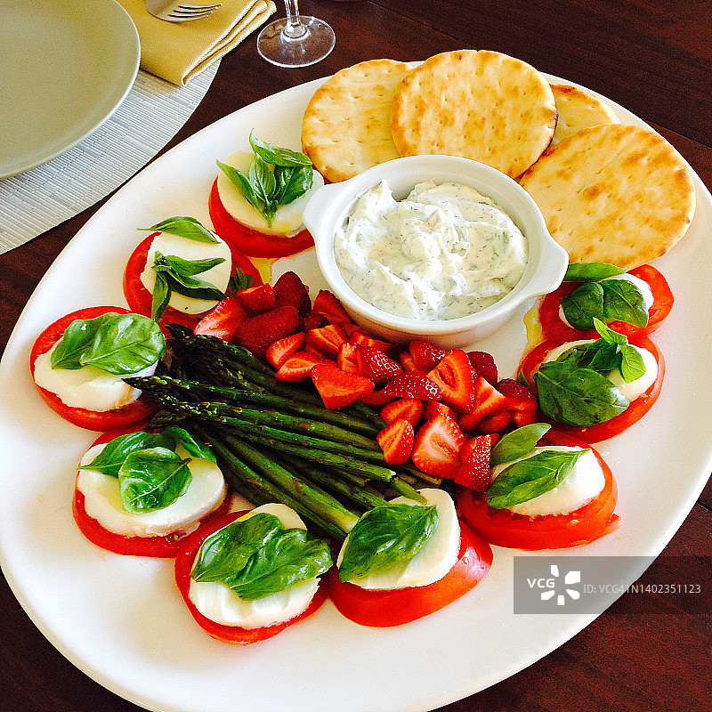 卡普雷塞芦笋草莓沙拉图片素材