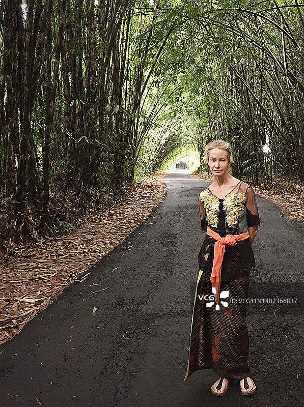 站在印度尼西亚巴厘岛路上的女人图片素材