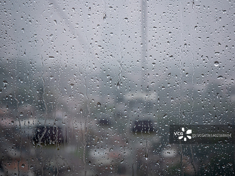 雨中模糊的窗外景色图片素材